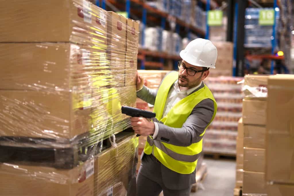 Order Cycle Time in 2025: How to Reduce It and Speed Up Fulfillment 12 Scanning parcels
