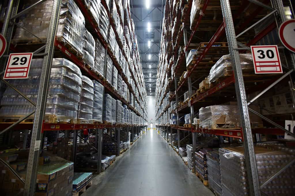 Pallet Tracking System: IoT vs. AI Vision in 3PL Warehouses 8 shelves with goods