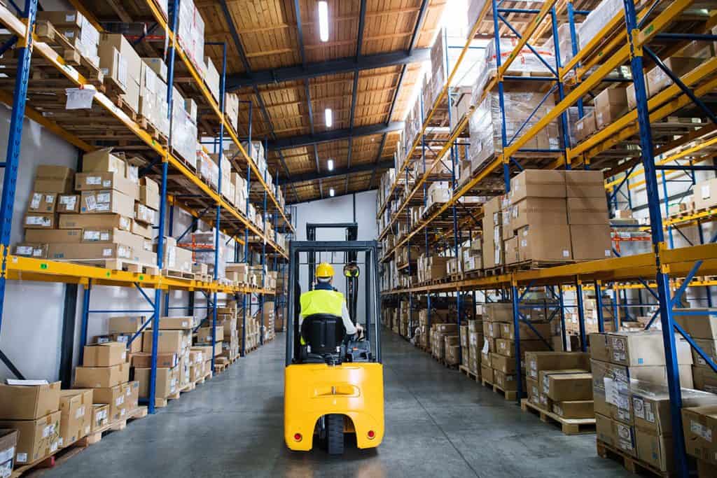 Pallet Tracking System: IoT vs. AI Vision in 3PL Warehouses 2 warehouse man worker working