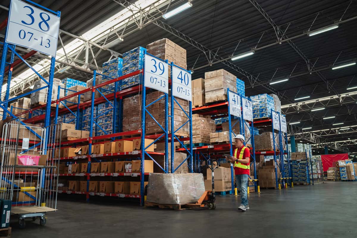 Managing Mixed Pallets in High-Volume 3PL Warehouses 6 warehouse workers walking to check