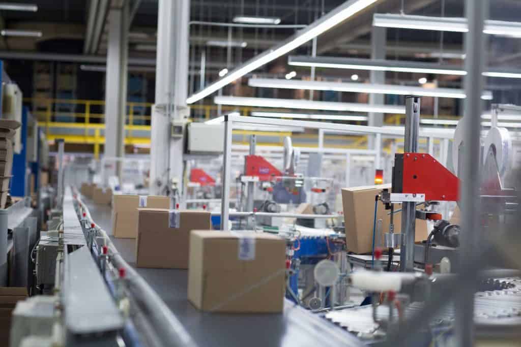 Rethinking Warehouse Receiving: How Automation Is Redefining the First Step of the Supply Chain 4 boxes on pallet lying on automatic line